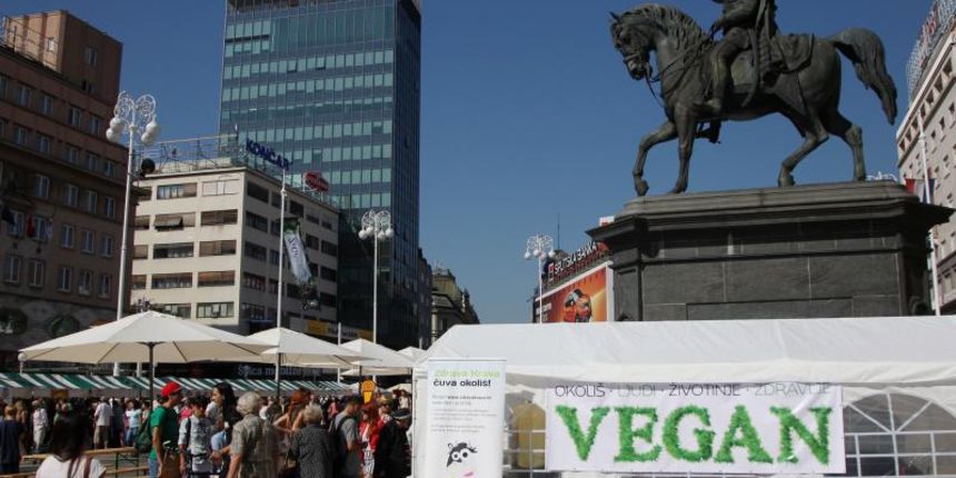 Sesti ZeGeVege festival odrzivog zivljenja u organizaciji Prijatelja zivotinja, u sklopu medjunarodnog projekta Vegemanija i kampanje Zeleni ponedjeljak, otvoren je na Trgu bana Jelacica. Posjetitelje dvodnevnog festivala ocekuje vise od 70 izlagaca te bo