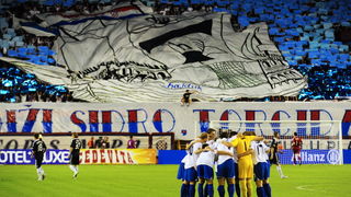 Split, 300910.
Stadion Poljud.
Nogometna utakmica drugog kola Europske lige,
Hajduk – Anderlecht.
Na fotografiji: navijaci Torcide je na pocetku izvela koreografiju u obliku jedrenjaka napetih jedara uz poruku Dizi sidro.
Foto: Nikola Vilic / CROPIX Split, 300910.
Stadion Poljud.
Nogometna utakmica drugog kola Europske lige,
Hajduk – Anderlecht.
Na fotografiji: navijaci Torcide je na pocetku izvela koreografiju u obliku jedrenjaka napetih jedara uz poruku Dizi sidro.
Foto: Nikola Vilic / CROPIX