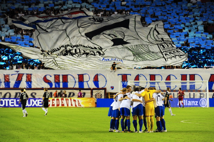 Split, 300910.
Stadion Poljud.
Nogometna utakmica drugog kola Europske lige,
Hajduk – Anderlecht.
Na fotografiji: navijaci Torcide je na pocetku izvela koreografiju u obliku jedrenjaka napetih jedara uz poruku Dizi sidro.
Foto: Nikola Vilic / CROPIX Split, 300910.
Stadion Poljud.
Nogometna utakmica drugog kola Europske lige,
Hajduk – Anderlecht.
Na fotografiji: navijaci Torcide je na pocetku izvela koreografiju u obliku jedrenjaka napetih jedara uz poruku Dizi sidro.
Foto: Nikola Vilic / CROPIX