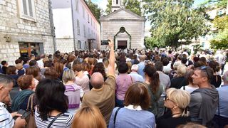 Stotine vjernika ispred crkve Gospe od zdravlja dočekalo relikviju sv. Leopolda Mandića Stotine vjernika ispred crkve Gospe od zdravlja dočekalo relikviju sv. Leopolda Mandića