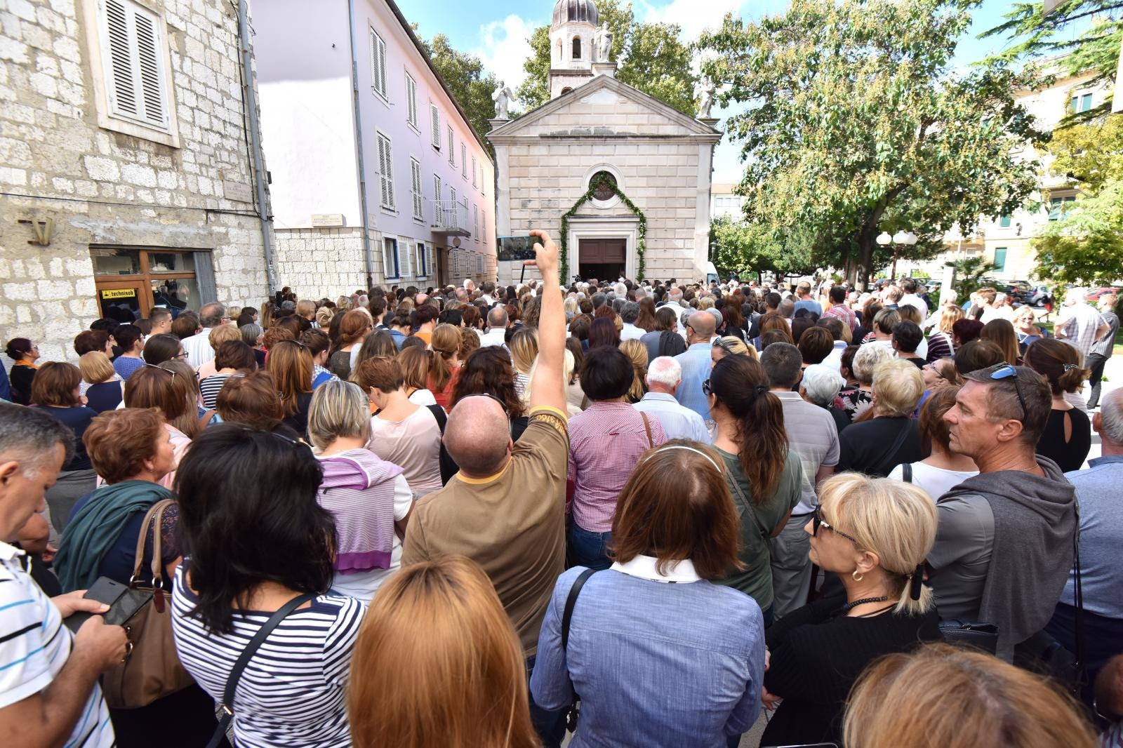 Stotine vjernika ispred crkve Gospe od zdravlja dočekalo relikviju sv. Leopolda Mandića Stotine vjernika ispred crkve Gospe od zdravlja dočekalo relikviju sv. Leopolda Mandića