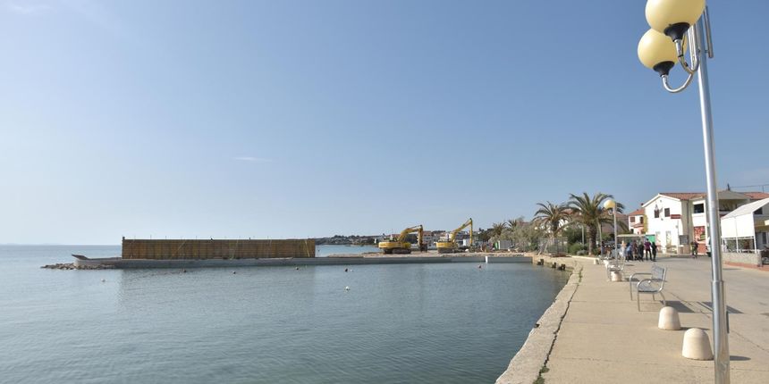 Vandali napravili veliku štetu na gradilištu obalnog zida u Petrčanima Vandali napravili veliku štetu na gradilištu obalnog zida u Petrčanima