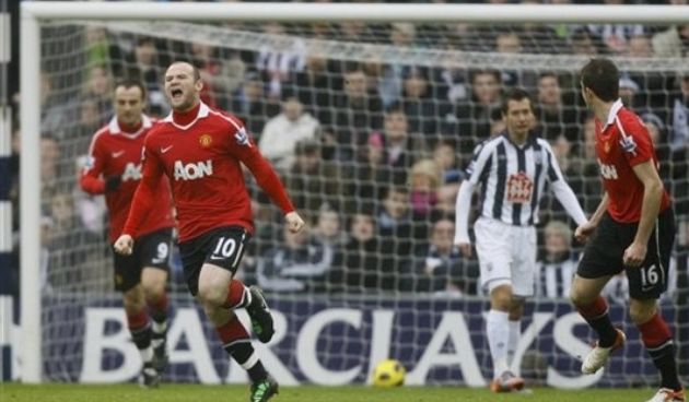 Manchester United’s Wayne Rooney, left, celebrates after he scores a goal against West Bromwich Albion  // AP Photo