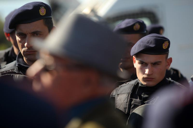 Radnicima škvera Nauta Lamjana interventna policija PU Zadarske onemogućila je pokušaj ulaska u škver u kojem se odvija stečajni postupak. Photo: Filip Brala/PIXSELL Radnicima škvera Nauta Lamjana interventna policija PU Zadarske onemogućila je pokušaj ulaska u škver u kojem se odvija stečajni postupak. Photo: Filip Brala/PIXSELL