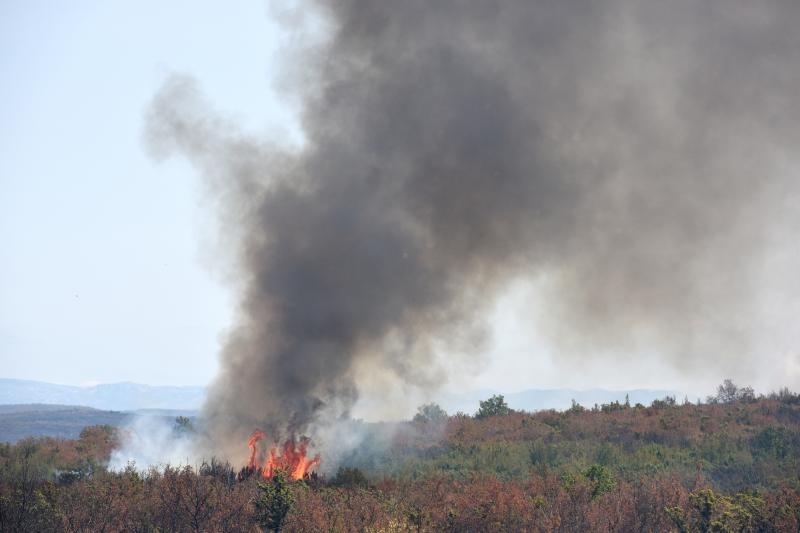 Pristeg: Veliki požar nošen burom približava se kućama, čuju se i detonacije mina
