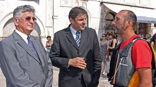 Dubrovnik, 030611.
Nakon 2500 km i dva mjeseca putovanja Welcome tim predvodjen Danielom Lackom stigao je u stari gradski Porat gdje ga je docekala limena glazba i mazoretkinje, a potom je ispred crkve Svetog Vlaha uprilicen program doceka, te u Luzi otvo Dubrovnik, 030611.
Nakon 2500 km i dva mjeseca putovanja Welcome tim predvodjen Danielom Lackom stigao je u stari gradski Porat gdje ga je docekala limena glazba i mazoretkinje, a potom je ispred crkve Svetog Vlaha uprilicen program doceka, te u Luzi otvo