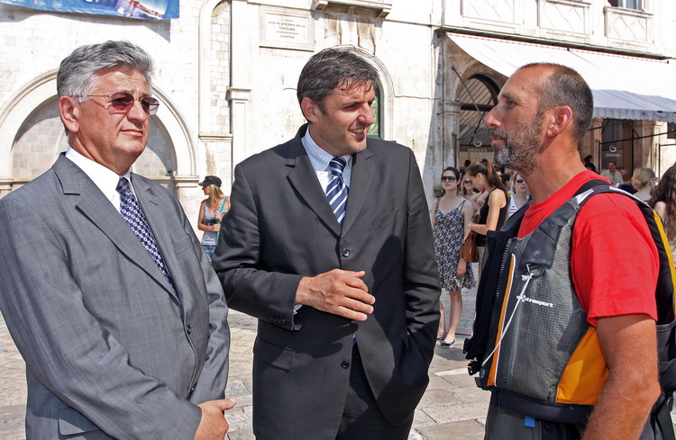 Dubrovnik, 030611.
Nakon 2500 km i dva mjeseca putovanja Welcome tim predvodjen Danielom Lackom stigao je u stari gradski Porat gdje ga je docekala limena glazba i mazoretkinje, a potom je ispred crkve Svetog Vlaha uprilicen program doceka, te u Luzi otvo Dubrovnik, 030611.
Nakon 2500 km i dva mjeseca putovanja Welcome tim predvodjen Danielom Lackom stigao je u stari gradski Porat gdje ga je docekala limena glazba i mazoretkinje, a potom je ispred crkve Svetog Vlaha uprilicen program doceka, te u Luzi otvo