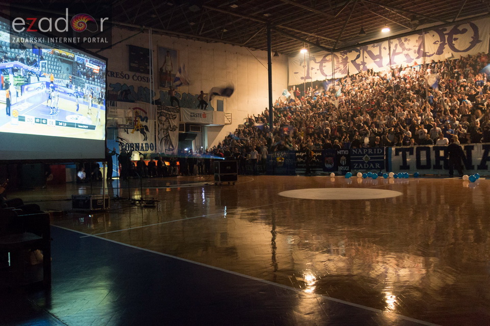 Humanitarno gledanje utakmice Zadar-Cibona (85-84) u Jazinama Humanitarno gledanje utakmice Zadar-Cibona (85-84) u Jazinama