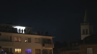 Građani na ulicama Zadra poštujući mjere dočekali 2021. godinu