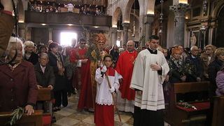 Cvjetnica 20. ožujka 2016: Nakon blagoslova maslinovih grančica, nadbisku Želimir Puljić predvodio je procesiju do katedrale sv. Stošije gdje je služio misno slavlje na kojem se pjevala Muka našeg Gospodina Cvjetnica 20. ožujka 2016: Nakon blagoslova maslinovih grančica, nadbisku Želimir Puljić predvodio je procesiju do katedrale sv. Stošije gdje je služio misno slavlje na kojem se pjevala Muka našeg Gospodina