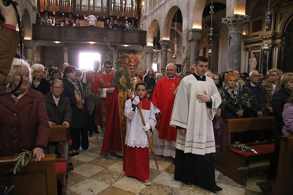 Cvjetnica 20. ožujka 2016: Nakon blagoslova maslinovih grančica, nadbisku Želimir Puljić predvodio je procesiju do katedrale sv. Stošije gdje je služio misno slavlje na kojem se pjevala Muka našeg Gospodina Cvjetnica 20. ožujka 2016: Nakon blagoslova maslinovih grančica, nadbisku Želimir Puljić predvodio je procesiju do katedrale sv. Stošije gdje je služio misno slavlje na kojem se pjevala Muka našeg Gospodina