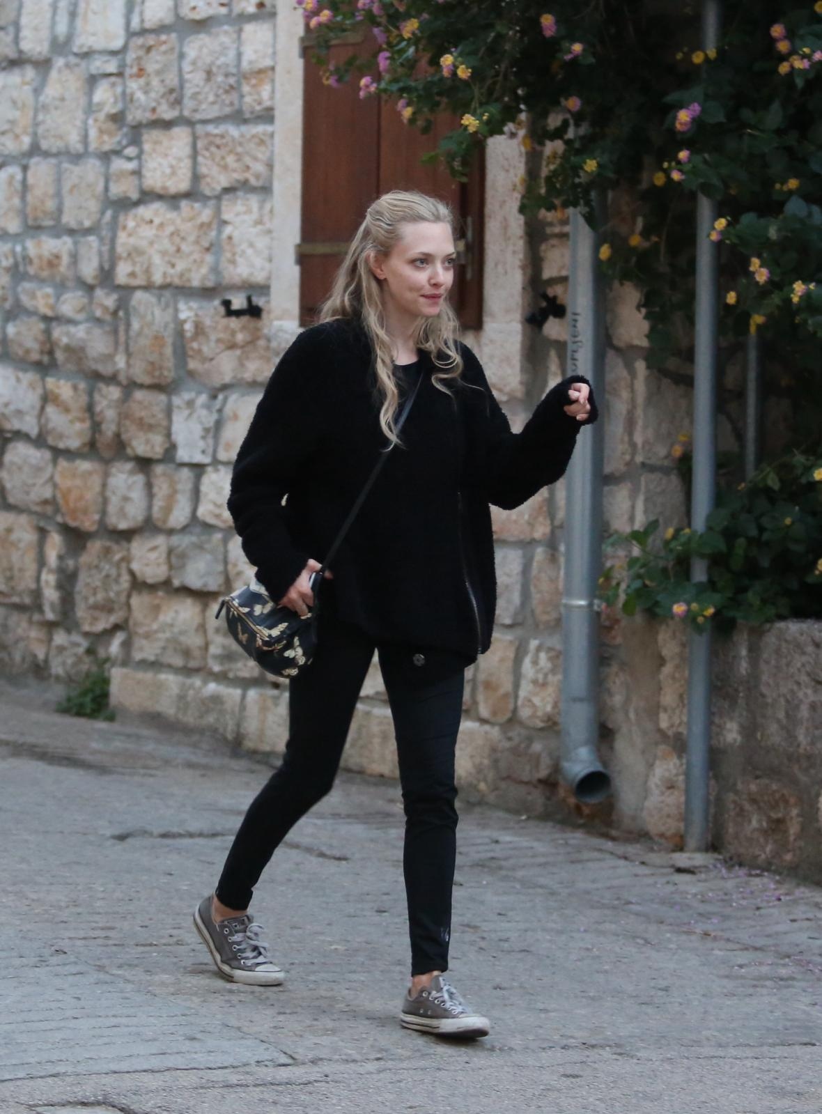 Amanda Seyfried u šetnji Visom tijekom stanke snimanja Mamma Mia 2