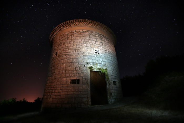 Vis 210812.
Otok Vis jedan je od najudaljenijih hrvatskih otoka koji broji nesto manje od 3 i pol tisuce stanovnika.No u vrijeme turisticke sezone otok postaje omiljena destinacija turistima od kojih je tradicionalno u kolovozu najvise Talijana.Vis ima bo