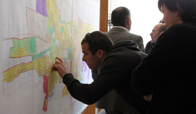 Zadar, 200411.
Danas je na javni uvid u prostorijama gradske uprave stavljen Prostorni plan Grada Zadra.
Na slici: gradjani gledaju novi prostarni plan.
Foto: Vladimir Ivanov / CROPIX