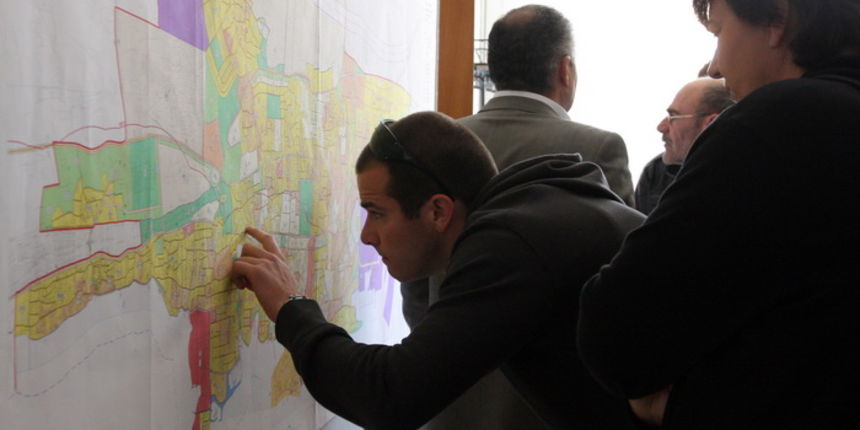 Zadar, 200411.
Danas je na javni uvid u prostorijama gradske uprave stavljen Prostorni plan Grada Zadra.
Na slici: gradjani gledaju novi prostarni plan.
Foto: Vladimir Ivanov / CROPIX Zadar, 200411.
Danas je na javni uvid u prostorijama gradske uprave stavljen Prostorni plan Grada Zadra.
Na slici: gradjani gledaju novi prostarni plan.
Foto: Vladimir Ivanov / CROPIX