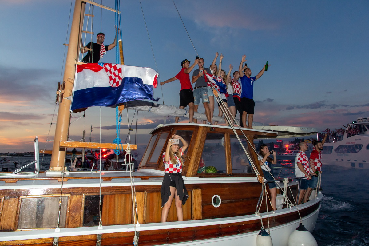 Veličanstven doček četvorice zadarskih Vatrenih od Gradskog mosta do Foruma