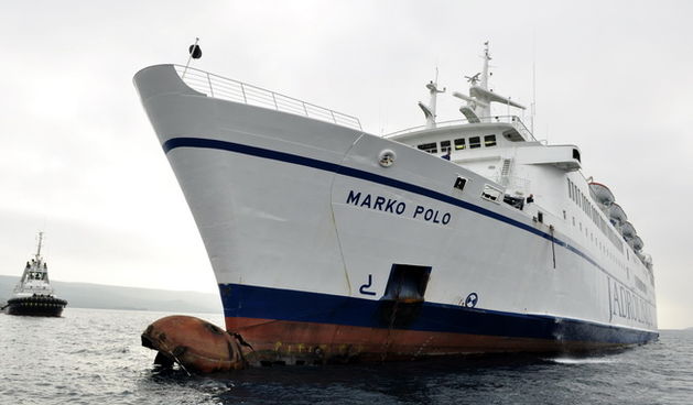 Otok Sit, Kornati, 201109.
Nakon 26 dana od nasukavanja trajekta Marko Polo na otok Sit u Kornatima uz pomoc remorkera JPS-a i dizalice, trajekt je odsukan.
Foto: Niksa Stipanicev / CROPIX
