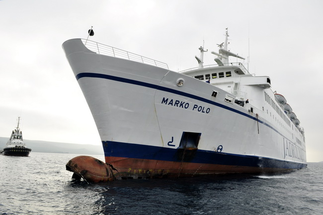 Otok Sit, Kornati, 201109.
Nakon 26 dana od nasukavanja trajekta Marko Polo na otok Sit u Kornatima uz pomoc remorkera JPS-a i dizalice, trajekt je odsukan.
Foto: Niksa Stipanicev / CROPIX
