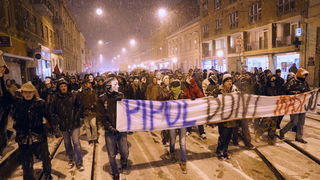 Zagreb, 220213.
Tristotinjak prosvjednika prosetalo je ulicama Zagreba u sklopu prosvjeda koji su organizirale skupine Occupy Croatia i Anonymous Hrvatska. U prosvjednoj setnji na nekoliko minuta zastali su uz zgrade Narodne banke, HDZ-a i SDP-a.
Na fotog Zagreb, 220213.
Tristotinjak prosvjednika prosetalo je ulicama Zagreba u sklopu prosvjeda koji su organizirale skupine Occupy Croatia i Anonymous Hrvatska. U prosvjednoj setnji na nekoliko minuta zastali su uz zgrade Narodne banke, HDZ-a i SDP-a.
Na fotog