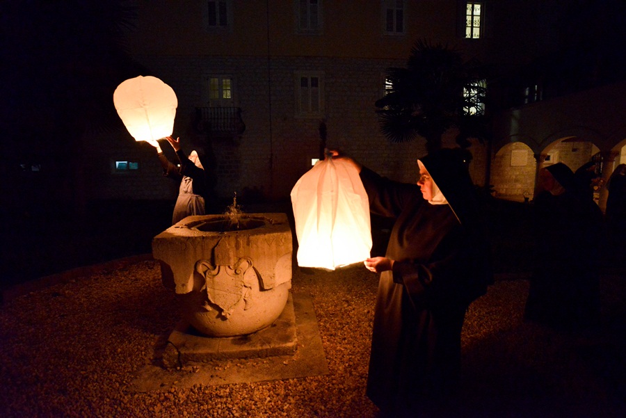 U klaustru samostana sv. Marije i zadarske benediktinke su sudjelovale u akciji “Zaželi ljubav”. Foto: Iva Perinčić U klaustru samostana sv. Marije i zadarske benediktinke su sudjelovale u akciji “Zaželi ljubav”. Foto: Iva Perinčić