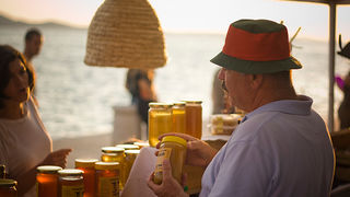 “Kupujmo hrvatsko” i “Vrijedne ruke” (foto:Saša Čuka) “Kupujmo hrvatsko” i “Vrijedne ruke” (foto:Saša Čuka)