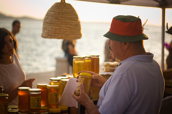 “Kupujmo hrvatsko” i “Vrijedne ruke” (foto:Saša Čuka) “Kupujmo hrvatsko” i “Vrijedne ruke” (foto:Saša Čuka)
