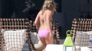 Jennifer Aniston u seksi badiću proslavila 41. rođendan (Jutarnji.hr)