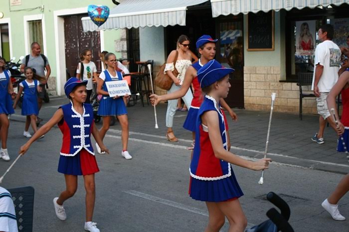 Tunuara 2016 – parada mažoretkinja, kuhanje brudeta & defile ribarica. Foto: Marija Cvetković