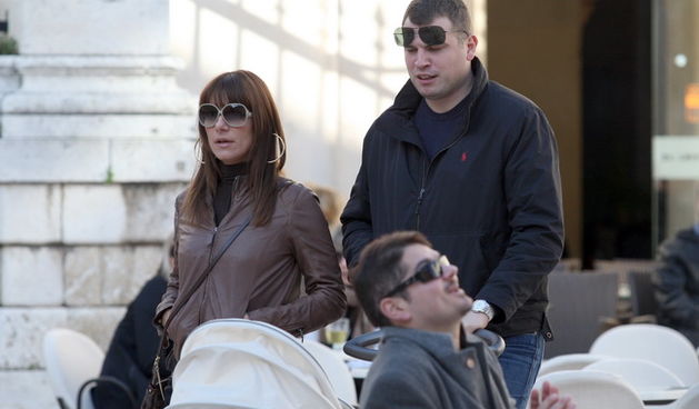 Zadar, 281209.
Iris Bajlo bivsa glasnogovornica Grada Zadra sa suprugom Novicom Petracem i djetetom na kavi na Narodnom trgu u Zadru.
Foto: Vladimir Ivanov / CROPIX