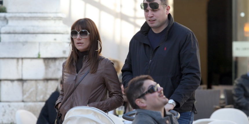 Zadar, 281209.
Iris Bajlo bivsa glasnogovornica Grada Zadra sa suprugom Novicom Petracem i djetetom na kavi na Narodnom trgu u Zadru.
Foto: Vladimir Ivanov / CROPIX Zadar, 281209.
Iris Bajlo bivsa glasnogovornica Grada Zadra sa suprugom Novicom Petracem i djetetom na kavi na Narodnom trgu u Zadru.
Foto: Vladimir Ivanov / CROPIX