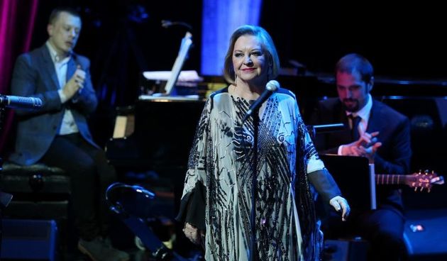 U Muzeju suvremene umjetnosti odrzan je koncert Vecer s Arsenom na kojem su nastupili Gabi Novak, Lea Dekleva i Matija Dedic u pratnji Jazz orkestra HRT-a. Gabi Novak.