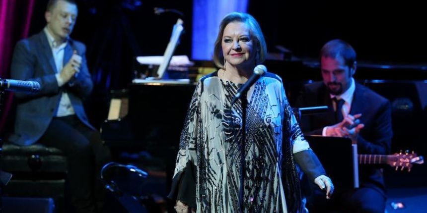 U Muzeju suvremene umjetnosti odrzan je koncert Vecer s Arsenom na kojem su nastupili Gabi Novak, Lea Dekleva i Matija Dedic u pratnji Jazz orkestra HRT-a. Gabi Novak. U Muzeju suvremene umjetnosti odrzan je koncert Vecer s Arsenom na kojem su nastupili Gabi Novak, Lea Dekleva i Matija Dedic u pratnji Jazz orkestra HRT-a. Gabi Novak.