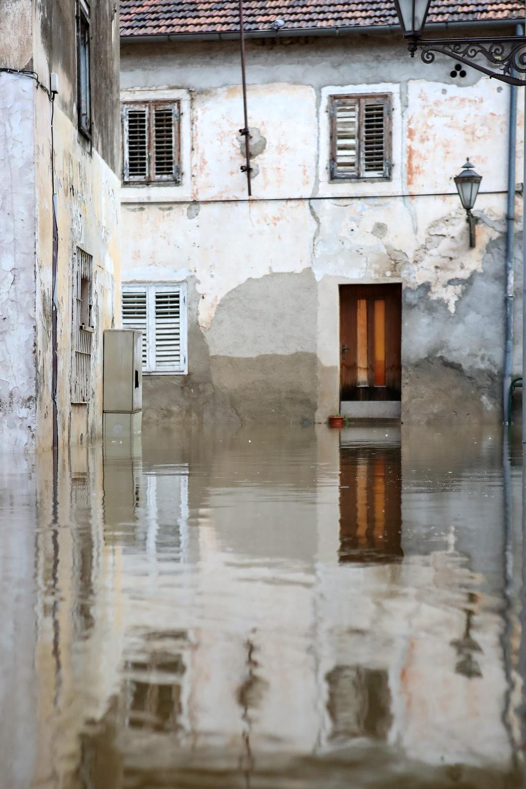 Obrovac: Poplava se polako povlači, stanovnici spašavaju stvari iz domova