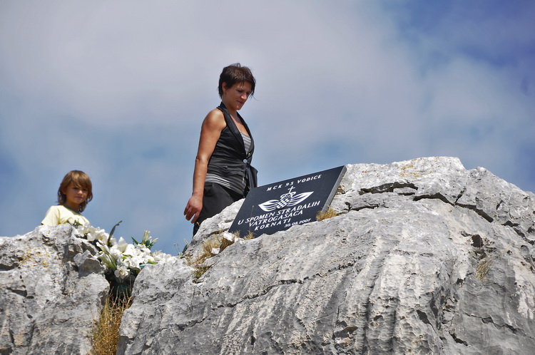 Kornat, 300811.
Obiljezavanje 4. obljetnice kornatske tragedije, u kojoj je, gaseci pozar na Kornatu 30. kolovoza 2007. godine, smrtno stradalo 12 vatrogasaca. Obitelji poginulih vatrogasaca, njihovi prijatelji te visoko izaslanstvo na otoku Kornat, u uv Kornat, 300811.
Obiljezavanje 4. obljetnice kornatske tragedije, u kojoj je, gaseci pozar na Kornatu 30. kolovoza 2007. godine, smrtno stradalo 12 vatrogasaca. Obitelji poginulih vatrogasaca, njihovi prijatelji te visoko izaslanstvo na otoku Kornat, u uv