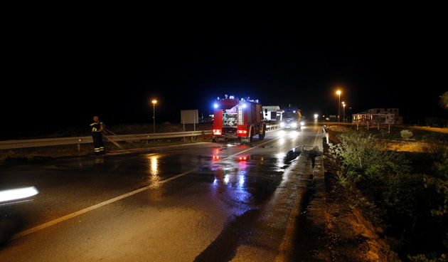 Pakostane, 160411.
U noci sa petka na subotu policija i vatrogasci imali su preko 20 intervencija na cestama izmedju Zadra i Pakostana. Palile su se gume te rusila stabla i granje po cestama. 
Na slici: intervencija vatrogasaca.
Foto: Jure Miskovic / CROP