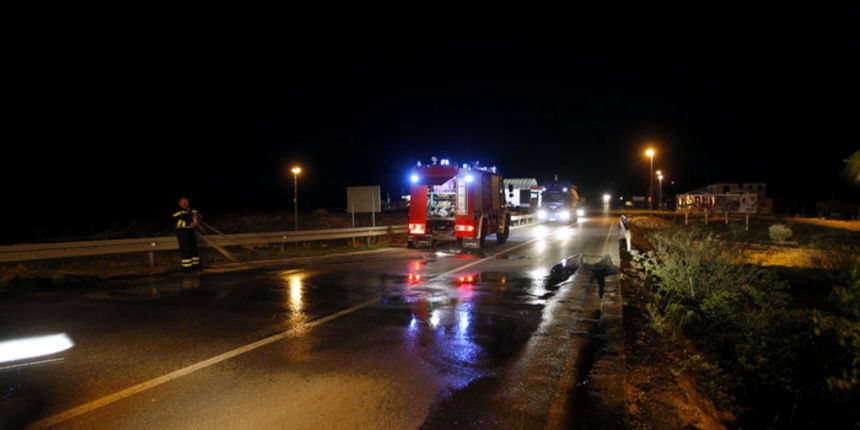 Pakostane, 160411.
U noci sa petka na subotu policija i vatrogasci imali su preko 20 intervencija na cestama izmedju Zadra i Pakostana. Palile su se gume te rusila stabla i granje po cestama.
Na slici: intervencija vatrogasaca.
Foto: Jure Miskovic / CROP Pakostane, 160411.
U noci sa petka na subotu policija i vatrogasci imali su preko 20 intervencija na cestama izmedju Zadra i Pakostana. Palile su se gume te rusila stabla i granje po cestama.
Na slici: intervencija vatrogasaca.
Foto: Jure Miskovic / CROP