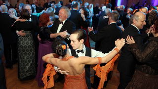 Varazdin, 030212.
U varazdinskom HNK odrzava se 19. Sjajni bal grada Varazdina, koji ugoscuje mnoge poznate uzvanike, od uglednih diplomata, glumaca, gospodarstvenika i politicara.
Pregrst baroknih specijaliteta za ovogodisnji bal spremili su zlatni kuhar Varazdin, 030212.
U varazdinskom HNK odrzava se 19. Sjajni bal grada Varazdina, koji ugoscuje mnoge poznate uzvanike, od uglednih diplomata, glumaca, gospodarstvenika i politicara.
Pregrst baroknih specijaliteta za ovogodisnji bal spremili su zlatni kuhar