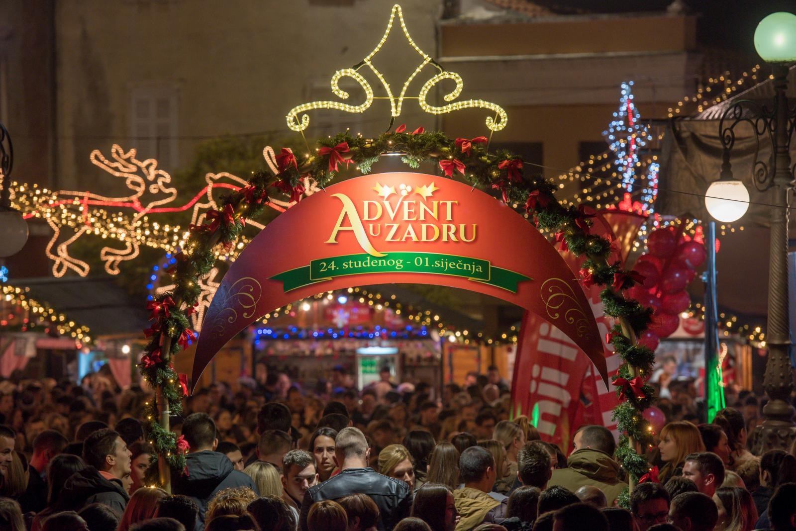 Na Trgu Petra Zoranica uz koncert Ivana Zaka i vatromet otvoren je Advent u Zadru Na Trgu Petra Zoranica uz koncert Ivana Zaka i vatromet otvoren je Advent u Zadru