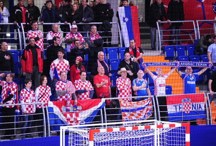 Vrsac, 180112.
Rukomet, europsko prvenstvo, 2 kolo
Hrvatska – Slovenija.
Na slici: Navijaci Hrvatske.
Foto: Drazen Aleksic / Cropix Vrsac, 180112.
Rukomet, europsko prvenstvo, 2 kolo
Hrvatska – Slovenija.
Na slici: Navijaci Hrvatske.
Foto: Drazen Aleksic / Cropix