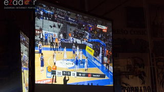 Humanitarno gledanje utakmice Zadar-Cibona (85-84) u Jazinama Humanitarno gledanje utakmice Zadar-Cibona (85-84) u Jazinama