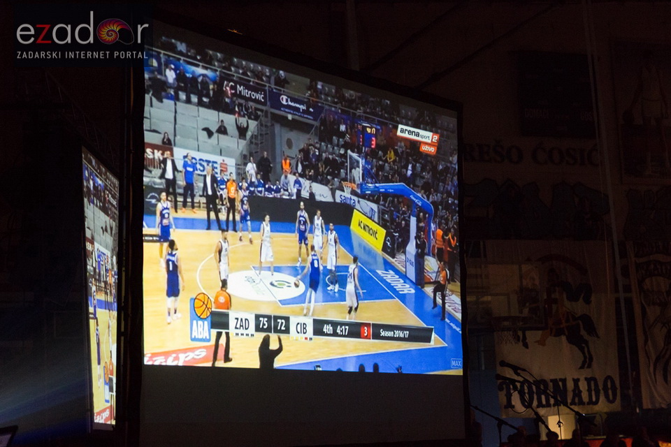 Humanitarno gledanje utakmice Zadar-Cibona (85-84) u Jazinama Humanitarno gledanje utakmice Zadar-Cibona (85-84) u Jazinama