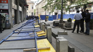 Zagreb, 170510.
Jutros su radnici HOTO grupe ogradili dio Varsavske ulice. Pocetak radova na prilazu buducoj garazi pratili su prosvjedi Zelene akcije a novi su najavljeni za utorak u 18 sati. Ogradjeno gradiliste budno su cuvali zastitari.
Foto: Bruno Ko Zagreb, 170510.
Jutros su radnici HOTO grupe ogradili dio Varsavske ulice. Pocetak radova na prilazu buducoj garazi pratili su prosvjedi Zelene akcije a novi su najavljeni za utorak u 18 sati. Ogradjeno gradiliste budno su cuvali zastitari.
Foto: Bruno Ko