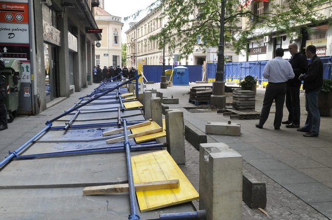 Zagreb, 170510.
Jutros su radnici HOTO grupe ogradili dio Varsavske ulice. Pocetak radova na prilazu buducoj garazi pratili su prosvjedi Zelene akcije a novi su najavljeni za utorak u 18 sati. Ogradjeno gradiliste budno su cuvali zastitari.
Foto: Bruno Ko Zagreb, 170510.
Jutros su radnici HOTO grupe ogradili dio Varsavske ulice. Pocetak radova na prilazu buducoj garazi pratili su prosvjedi Zelene akcije a novi su najavljeni za utorak u 18 sati. Ogradjeno gradiliste budno su cuvali zastitari.
Foto: Bruno Ko