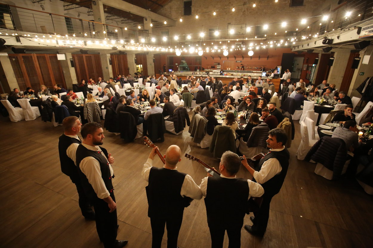 Talijanski agenti i novinari na gala večeri u Arsenalu