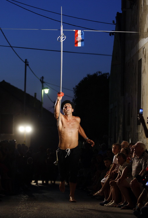Zadar, 140811.
Na Bokanjcu se veceras odrzala 6. Alka. 35 alkara praceni limenom glazbom i pristranim navijacima pokazala su svoje umijece. KUD-a Bleke i konji organizirali su ovu manifestaciju. Alka se odrzala na bokanjackoj Kuntradi.
Foto: Jure Miskovic Zadar, 140811.
Na Bokanjcu se veceras odrzala 6. Alka. 35 alkara praceni limenom glazbom i pristranim navijacima pokazala su svoje umijece. KUD-a Bleke i konji organizirali su ovu manifestaciju. Alka se odrzala na bokanjackoj Kuntradi.
Foto: Jure Miskovic