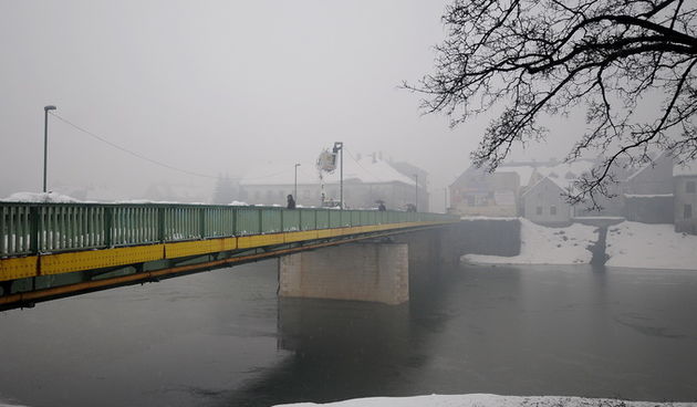 Karlovac, 210113.
Zbog topljenja snijega i kise koja pada od sinoc vodostaj Kupe raste 30 cm po satu. Jos nema opasnosti od poplava ali bi ako ne prestanu padaline ubrzo moglo doci do vecih problema.
Na slici: Kupa u centru Karlovca.
Foto: Robert Fajt / C