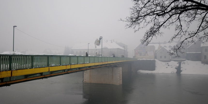 Karlovac, 210113.
Zbog topljenja snijega i kise koja pada od sinoc vodostaj Kupe raste 30 cm po satu. Jos nema opasnosti od poplava ali bi ako ne prestanu padaline ubrzo moglo doci do vecih problema.
Na slici: Kupa u centru Karlovca.
Foto: Robert Fajt / C