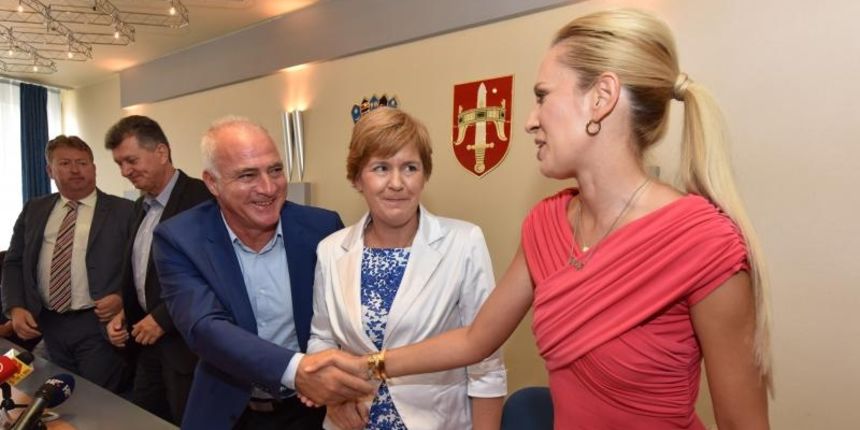 Ministar zdravstva RH Milan Kujundzic i zupan Goran Pauk prisustvovali su potpisivanju ugovora o funkcionalnoj integraciji Opce bolnice Sibensko-kninske zupanije i Opce i veteranske bolnice Hrvatski ponos Knin. Ugovor su potpisale ravnateljice Sanja Jakel Ministar zdravstva RH Milan Kujundzic i zupan Goran Pauk prisustvovali su potpisivanju ugovora o funkcionalnoj integraciji Opce bolnice Sibensko-kninske zupanije i Opce i veteranske bolnice Hrvatski ponos Knin. Ugovor su potpisale ravnateljice Sanja Jakel