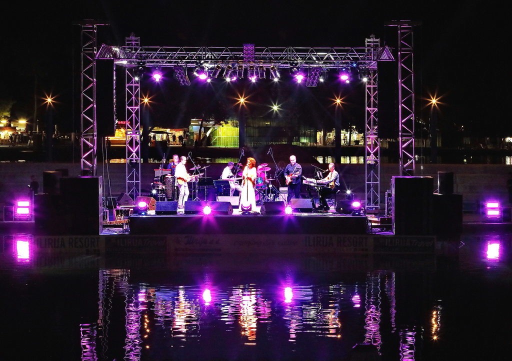 Čudesna Doris Dragović oduševila u Biogradu na Moru Čudesna Doris Dragović oduševila u Biogradu na Moru