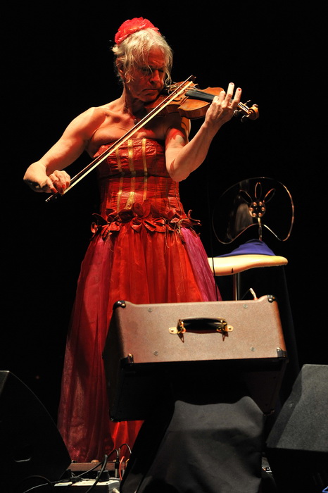Zadar, 100513
Veceras je u Hrvatskom narodnom kazalistu nastupio Darko Rundek sa svojim bendom Cargo triom.
Foto: Luka Gerlanc / CROPIX Zadar, 100513
Veceras je u Hrvatskom narodnom kazalistu nastupio Darko Rundek sa svojim bendom Cargo triom.
Foto: Luka Gerlanc / CROPIX